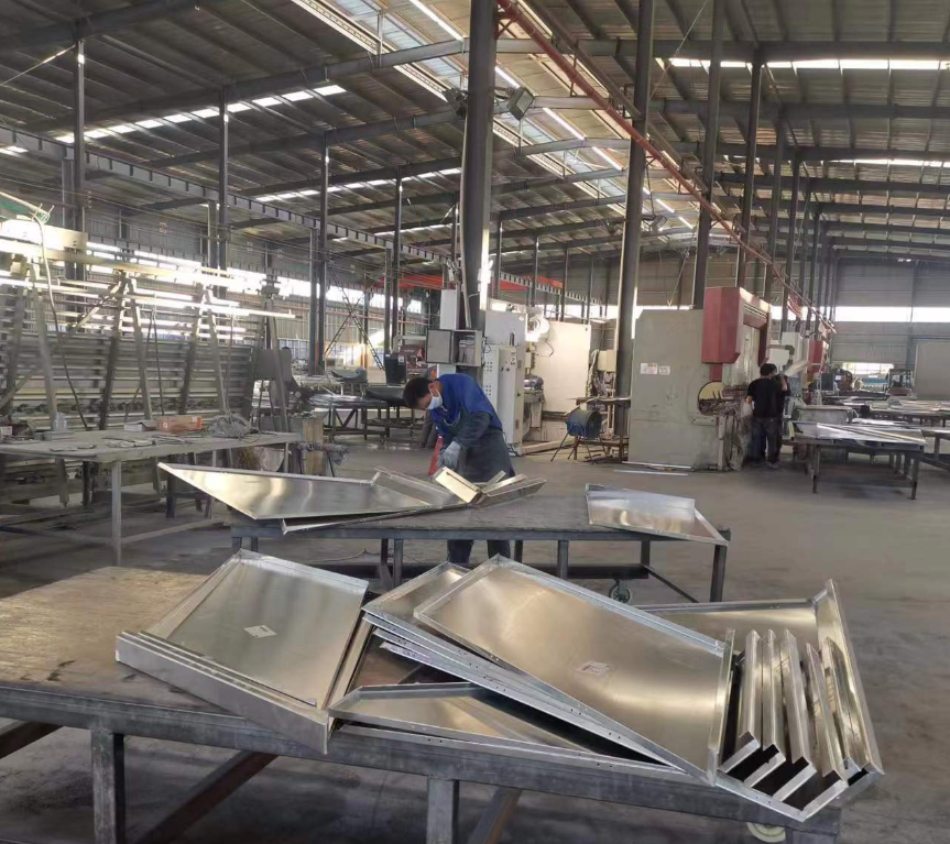 工人组装 新疆铝单板